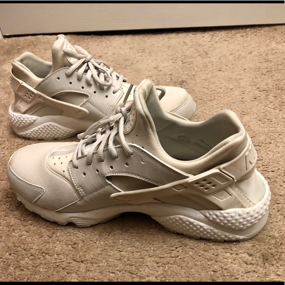 Size 12 women’s Nike Huarache